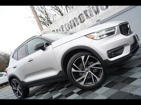 Used 2019 Volvo XC40 T5 R-Design image 1