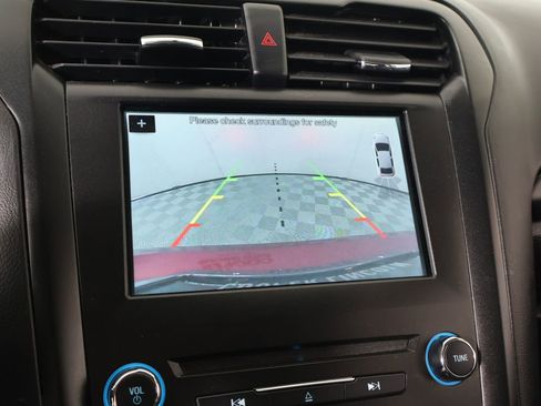 Used 2018 Ford Fusion SE w/ Equipment Group 201A FWD image 6