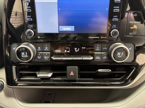 Used 2021 Toyota Highlander XLE image 21