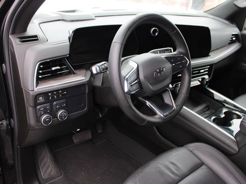 Used 2025 Chevrolet Suburban Z71 image 47