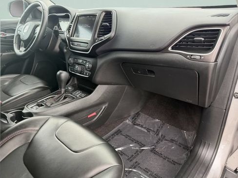 Used 2019 Jeep Cherokee Trailhawk w/ Cold Weather Group AWD/4WD image 15