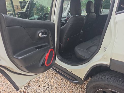 Used 2018 Jeep Renegade Trailhawk AWD/4WD image 18