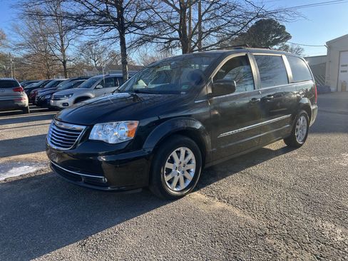 Used 2016 Chrysler Town & Country Touring image 2