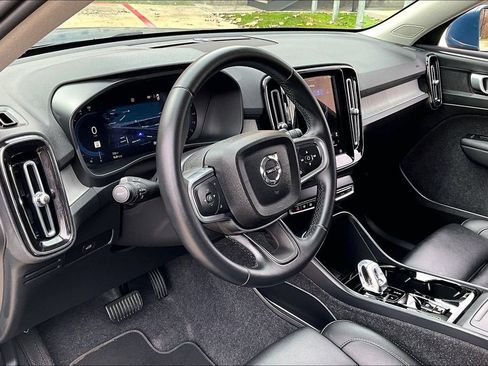 Used 2025 Volvo XC40 B5 Plus image 18