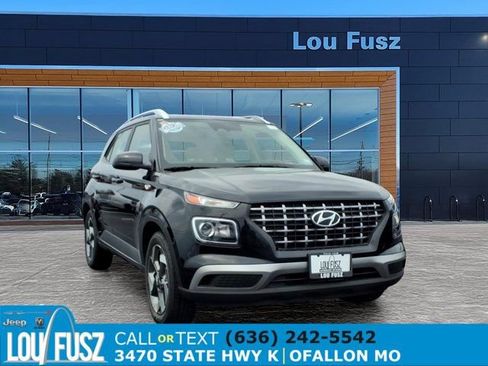 Used 2025 Hyundai Venue SEL FWD image 1