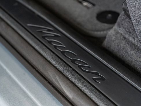 Certified 2025 Porsche Macan image 15