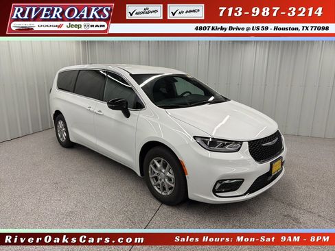 New 2026 Chrysler Pacifica Select image 1