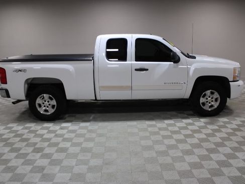 Used 2007 Chevrolet Silverado 1500 LT w/ 2LT Audio Package AWD/4WD image 9