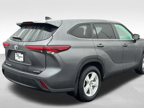 Used 2025 Toyota Highlander LE image 32