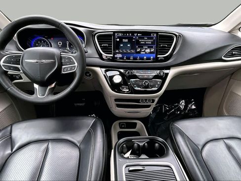 Used 2023 Chrysler Pacifica Touring-L FWD image 16