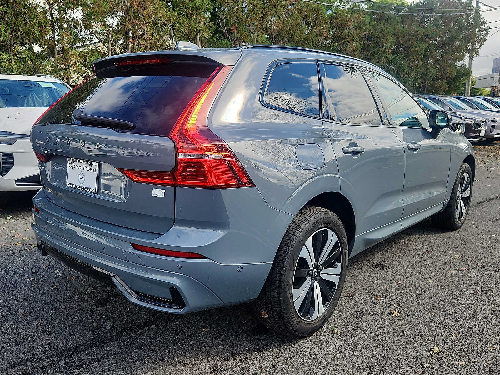 Certified 2024 Volvo XC60 T8 Plus w/ Climate Package AWD/4WD image 6