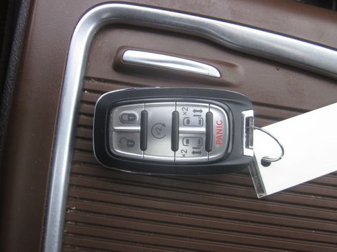 Used 2018 Chrysler Pacifica Limited image 15