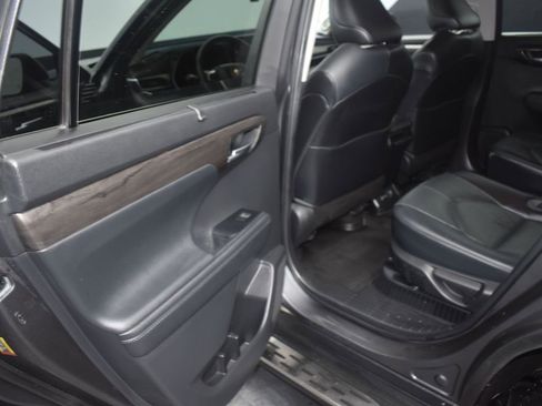 Used 2023 Toyota Highlander Limited image 12