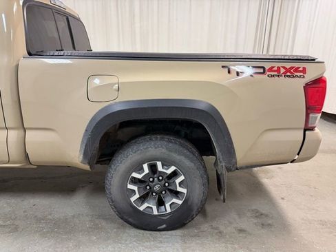 Used 2016 Toyota Tacoma TRD Off-Road w/ Premium & Technology Package image 11