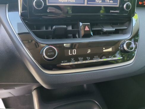 Used 2021 Toyota Corolla LE FWD image 30