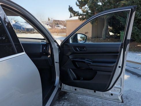 Used 2024 Nissan Pathfinder S image 8