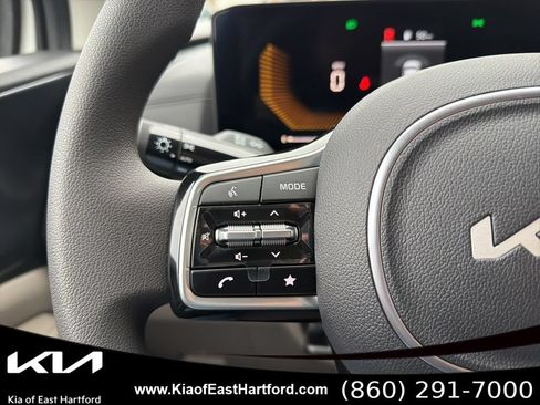 New 2026 Kia Carnival LX FWD image 32