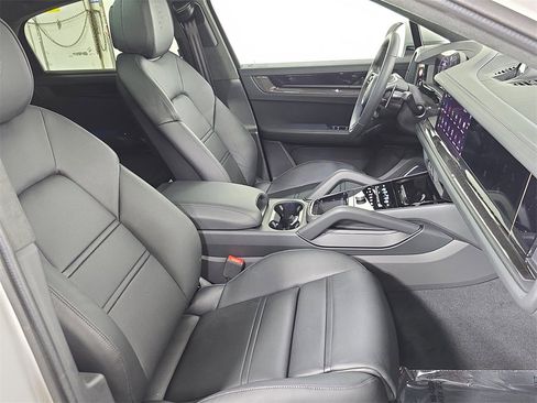 Used 2025 Porsche Cayenne GTS image 27