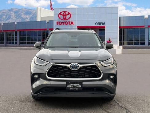 Used 2021 Toyota Highlander XLE image 2