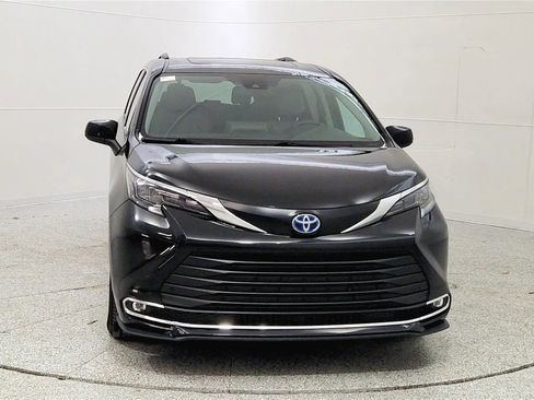 Used 2024 Toyota Sienna XLE image 2
