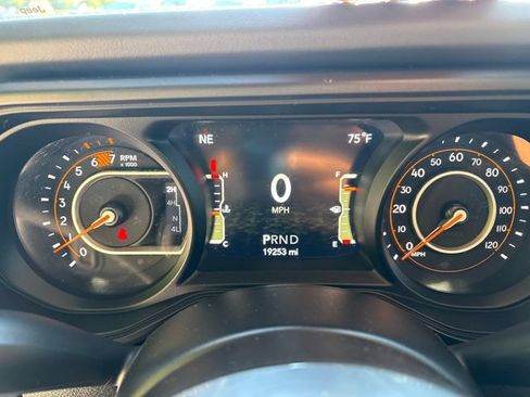 Used 2026 Jeep Wrangler Unlimited Sahara AWD/4WD image 25