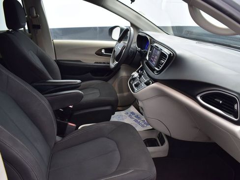 Used 2022 Chrysler Voyager LX FWD image 8