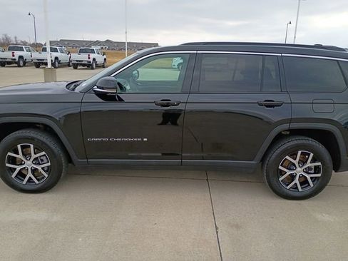 Used 2024 Jeep Grand Cherokee L Limited w/ Luxury Tech Group II image 30