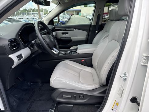 Used 2025 Honda Pilot Touring image 15