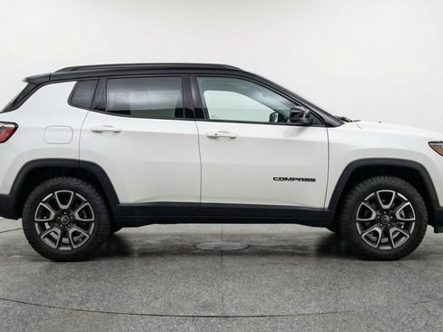 Used 2025 Jeep Compass Trailhawk image 11