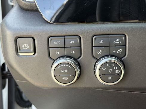 Used 2023 GMC Sierra 1500 SLT w/ SLT Premium Plus Package AWD/4WD image 17