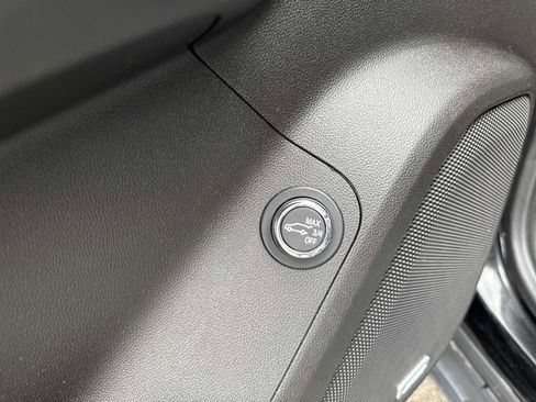 Used 2022 GMC Acadia SLT w/ Elevation Edition image 17