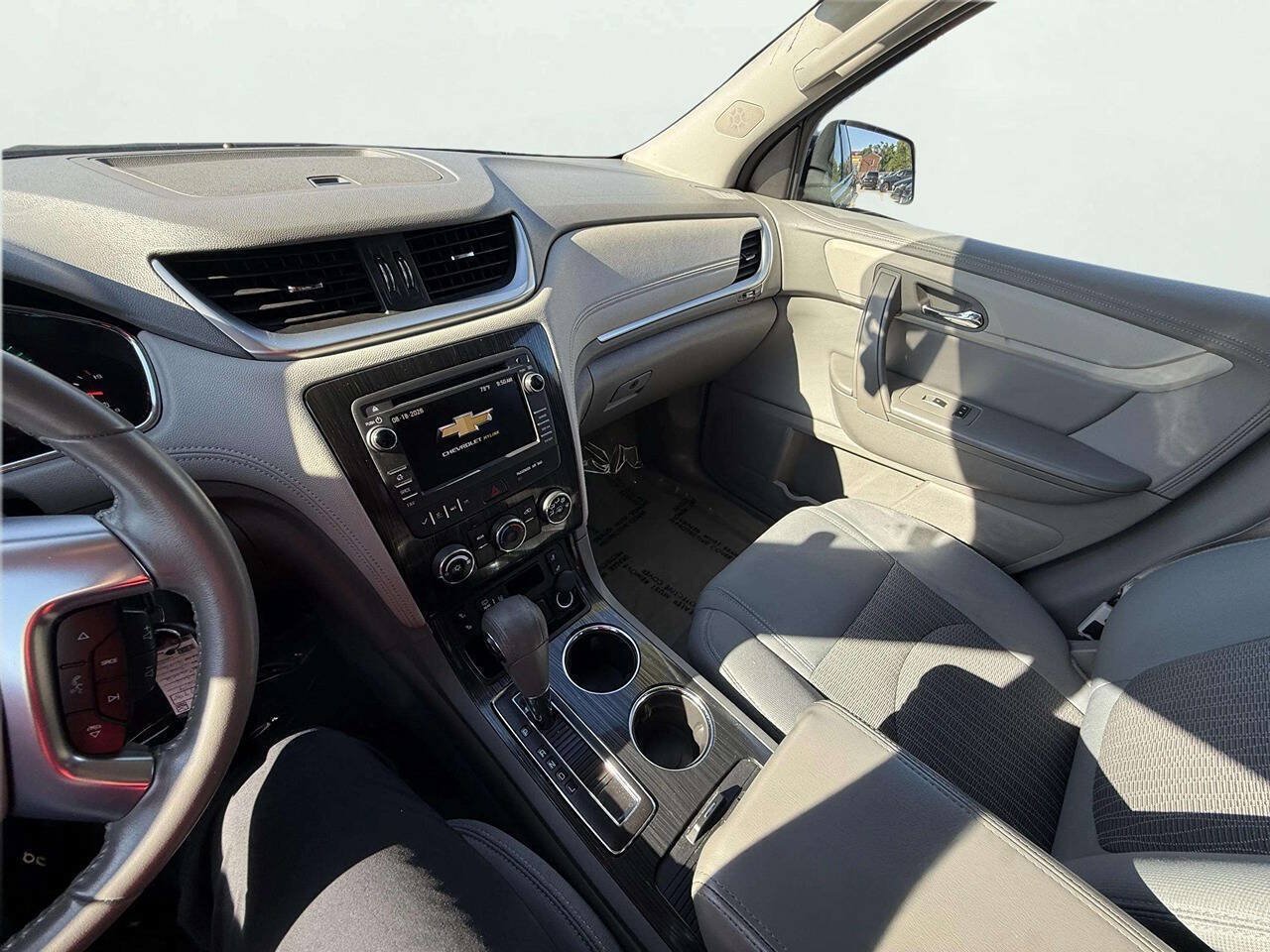 Used 2017 Chevrolet Traverse LT w/ Style and Technology Package FWD image 18