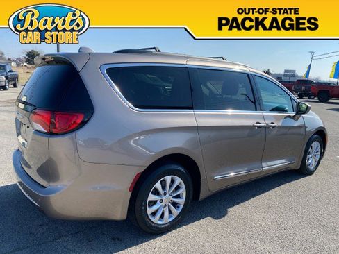 Used 2017 Chrysler Pacifica Touring-L image 6