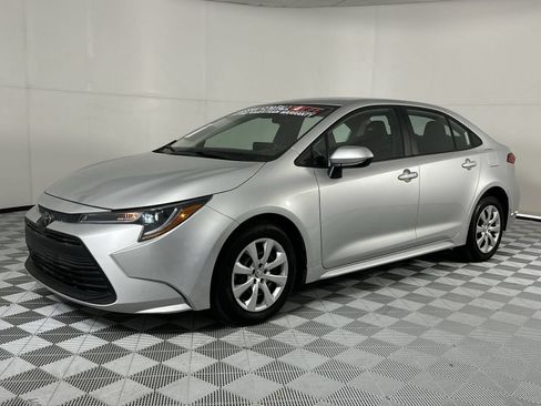 Used 2025 Toyota Corolla LE FWD image 4