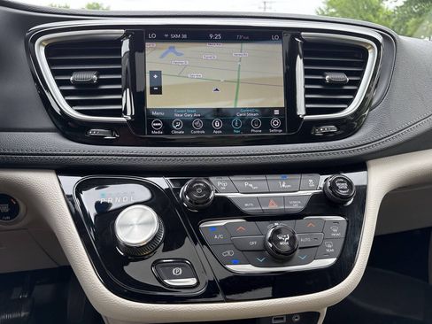 Used 2020 Chrysler Pacifica Limited w/ Advanced Safetytec Group FWD image 18