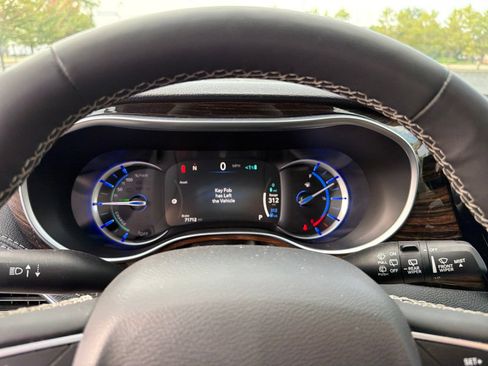 Used 2023 Chrysler Pacifica Limited FWD image 11