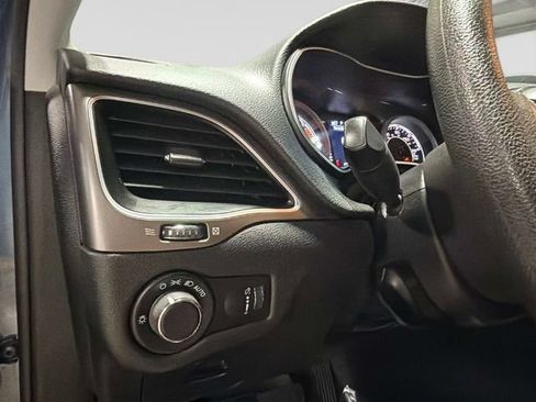 Used 2021 Jeep Cherokee Latitude FWD image 29