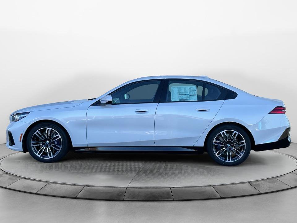 Used 2026 BMW 530i xDrive w/ M Sport Package AWD/4WD image 4