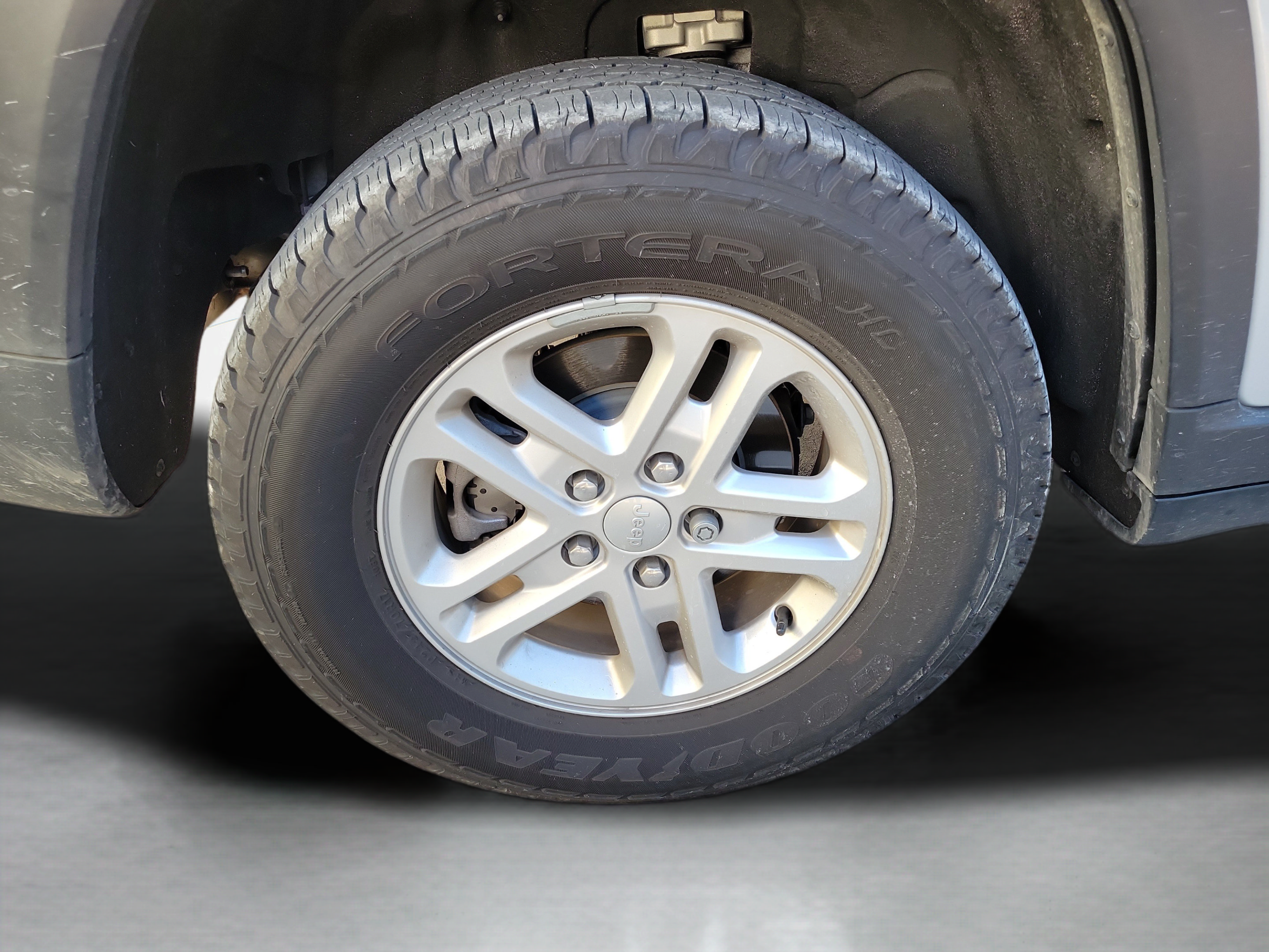 Certified 2025 Jeep Grand Cherokee Laredo RWD image 5