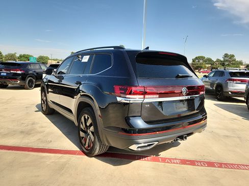 Used 2024 Volkswagen Atlas SE w/ Black Wheel Package FWD image 5