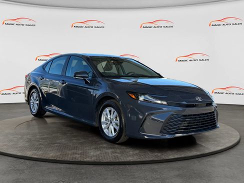 Used 2025 Toyota Camry LE image 5