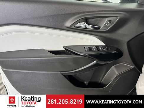 Used 2025 Chevrolet Trax LT w/ LT Convenience Package image 11