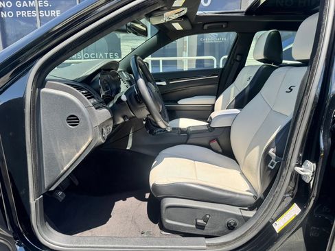 Used 2018 Chrysler 300 S w/ 300S Premium Group RWD image 17