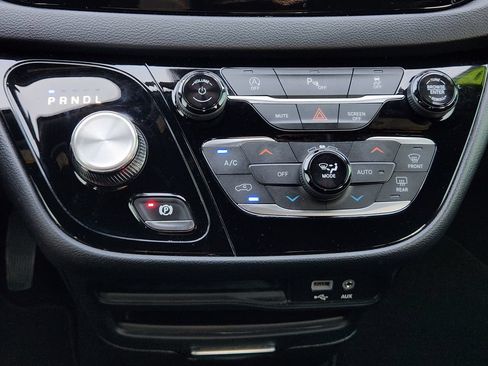 Used 2020 Chrysler Pacifica Touring w/ S Appearance Package FWD image 19