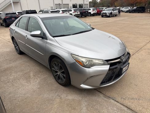 Used 2016 Toyota Camry XSE image 2
