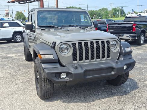 Used 2021 Jeep Gladiator Sport image 3