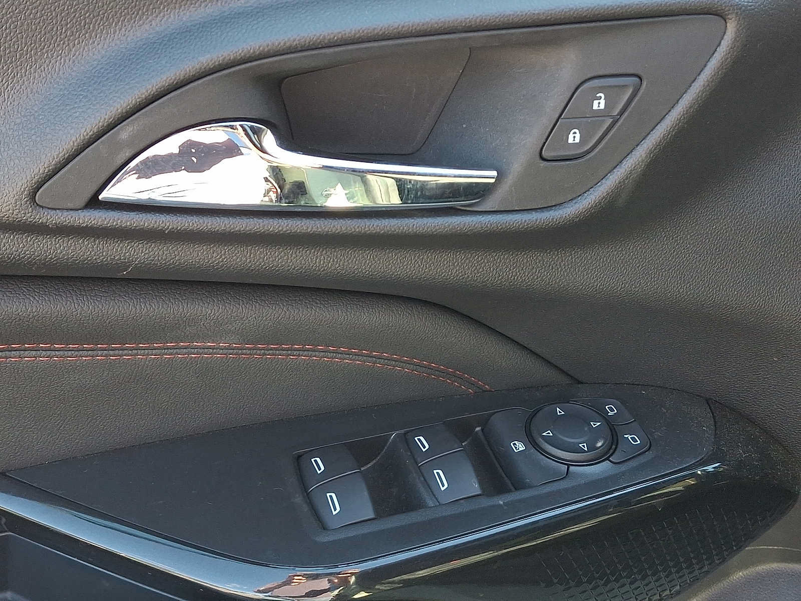 Used 2024 Chevrolet Trax RS w/ Sunroof Package FWD image 12
