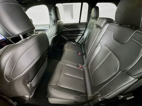 Used 2025 Jeep Grand Cherokee Limited w/ Luxury Tech Group II image 24