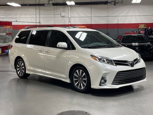 Used 2020 Toyota Sienna Limited Premium image 2