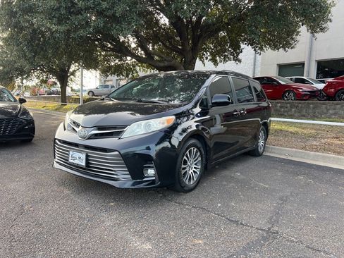 Used 2018 Toyota Sienna XLE image 3